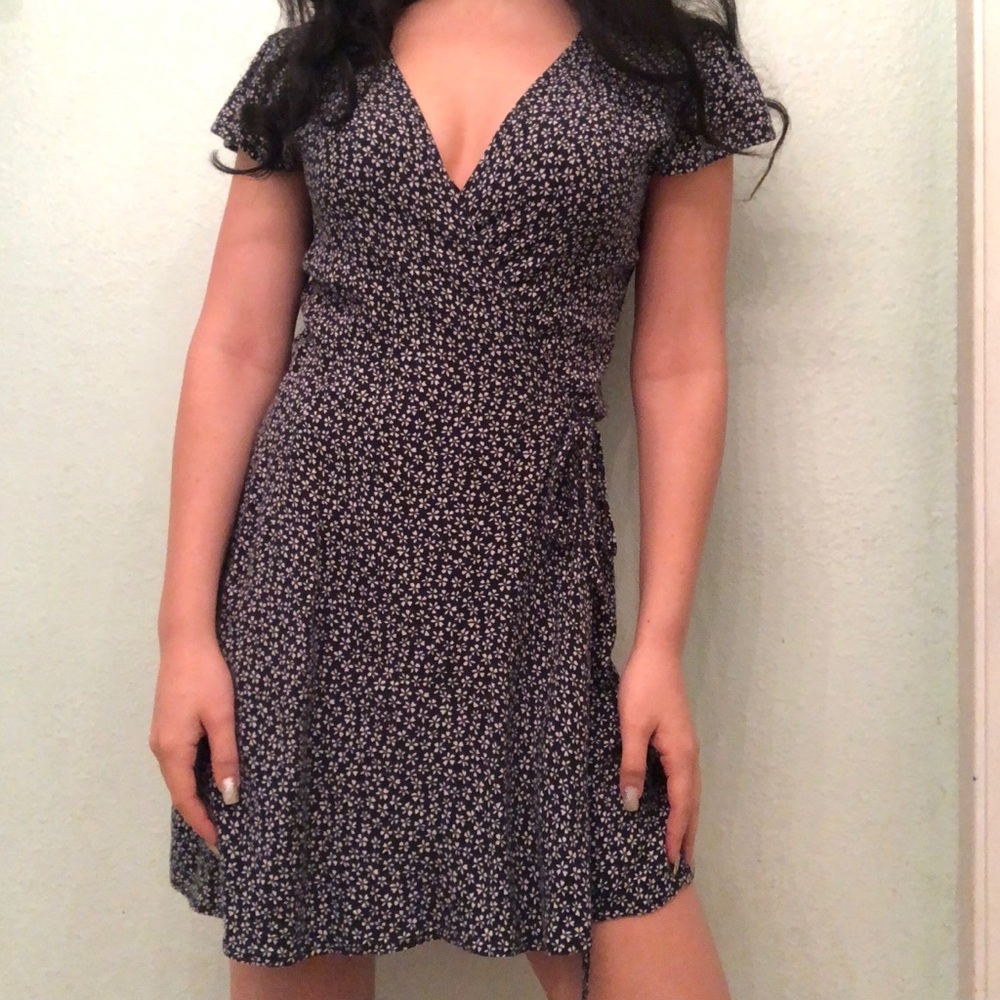 BRANDY MELVILLE NAVY BLUE AND WHITE FLORAL